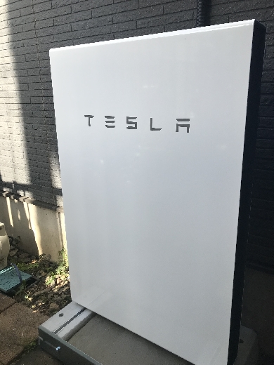 スタイリッシュでシンプル、蓄電池とはわからない外観。TESLAのロゴもかっこいいです。