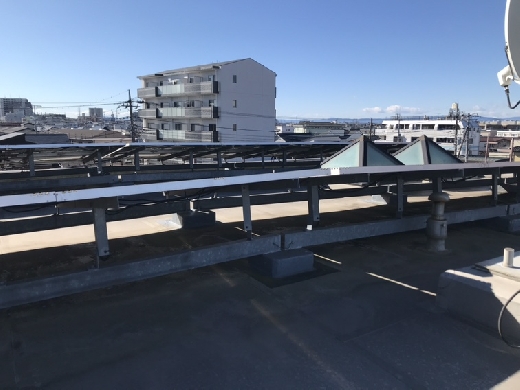 ３階建ての眺めの良い屋上に京セラの太陽光発電（裏側）