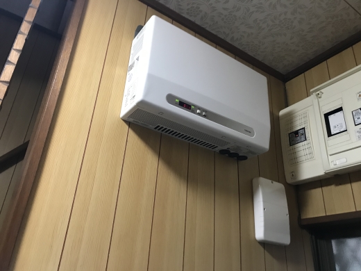 屋内に設置してある太陽光発電用の東芝製パワコン。こちらを撤去します。