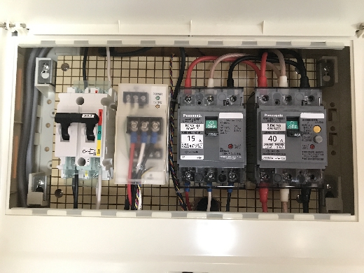 右:蓄電池用(ハイブリッドパワコン用ブレーカー)、左:メンテナンス用切替スイッチです。停電時は操作することなく自動で停電時運転になります。