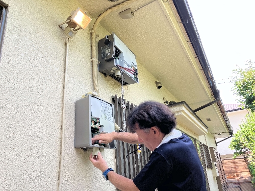 新しいパワコン(上）は蓄電池と太陽光発電兼用になります。