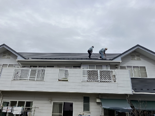 太陽光発電の設置前調査では、実際に屋根に上って採寸します。