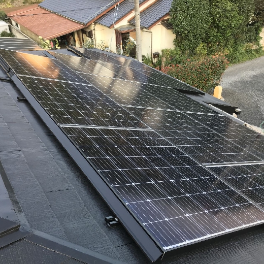 屋根の2面に4.8kWの太陽光発電
